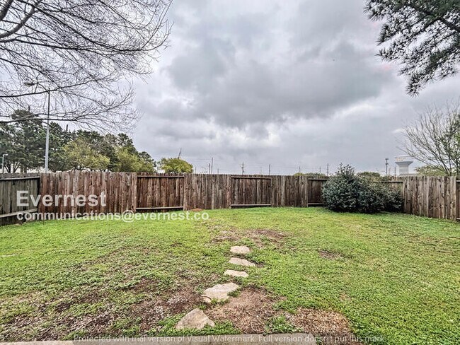 Building Photo - 3 Bed/2 Bath Home with Garage / Pet-Friendly / Available Now!