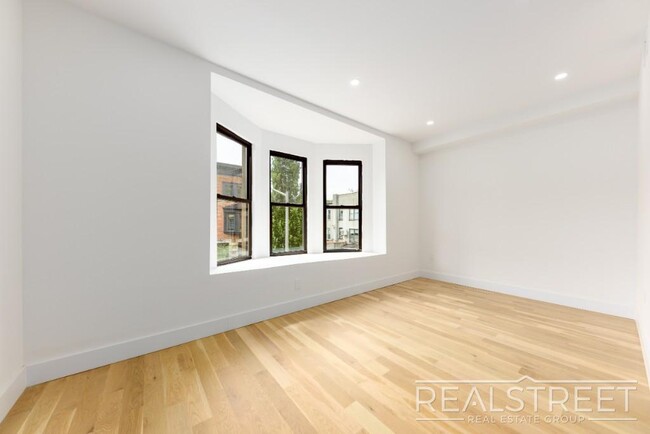 Building Photo - Stunning Brand New 2 Bed 2 Bath in Histori...