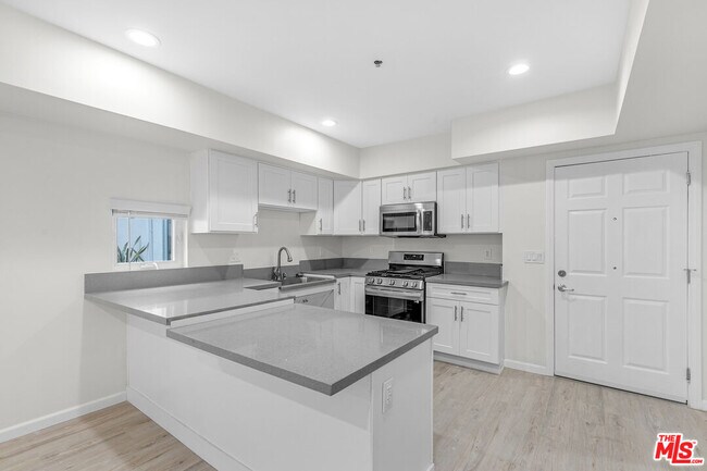 Building Photo - 1409 N Hobart Blvd