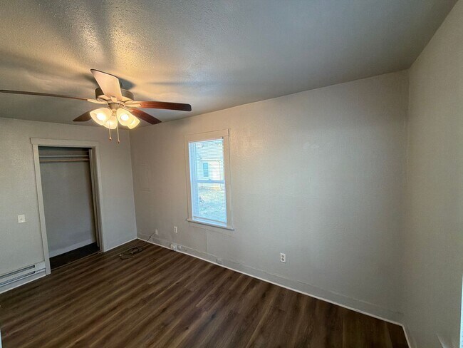 Building Photo - What a deal! Cant beat this price! 2 bed 1 bath