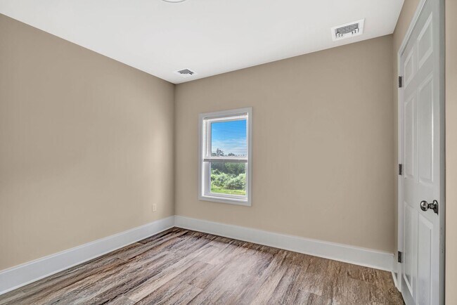 Building Photo - 1712 Linvale
