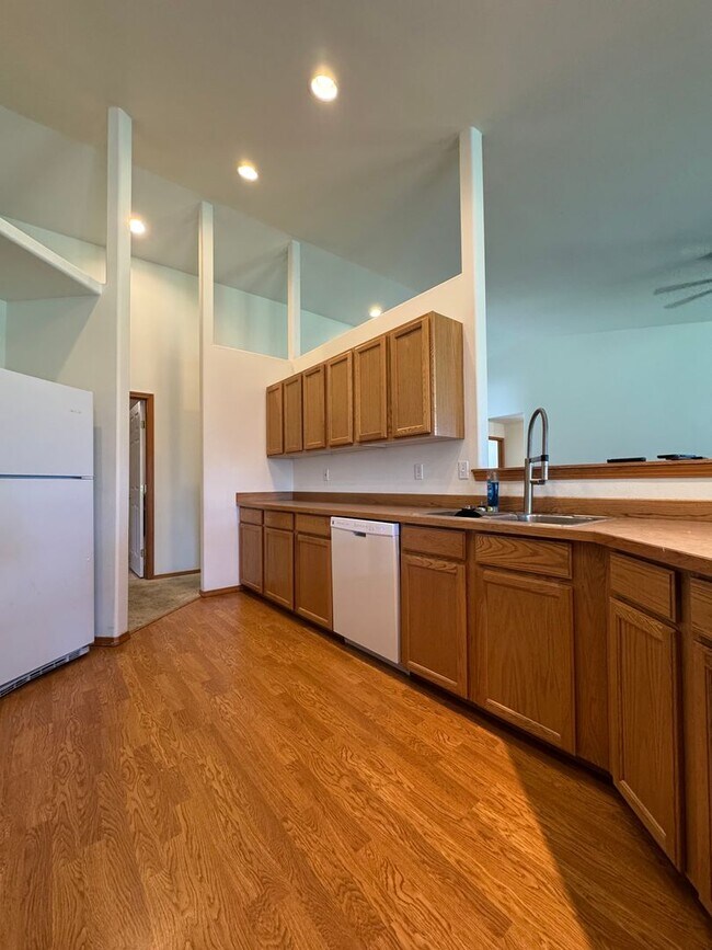 Building Photo - Expansive & Modern 4-Bedroom Home for Rent
