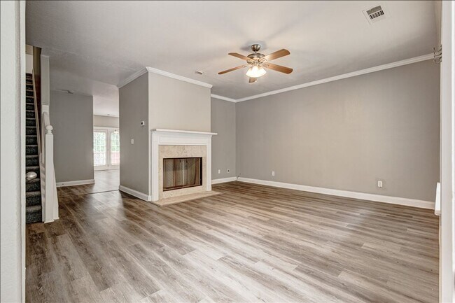 Building Photo - Welcome to this stunning 4-bedroom, 2.5-ba...