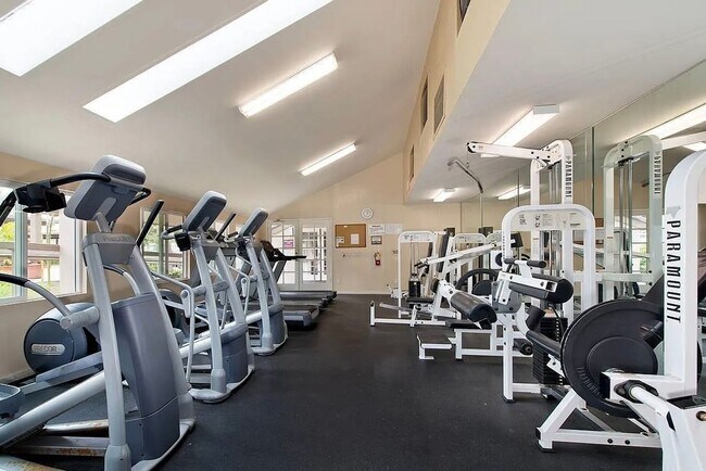 Building Photo - Upgraded 1B/1BA Condo in La Jolla W/ Parki...