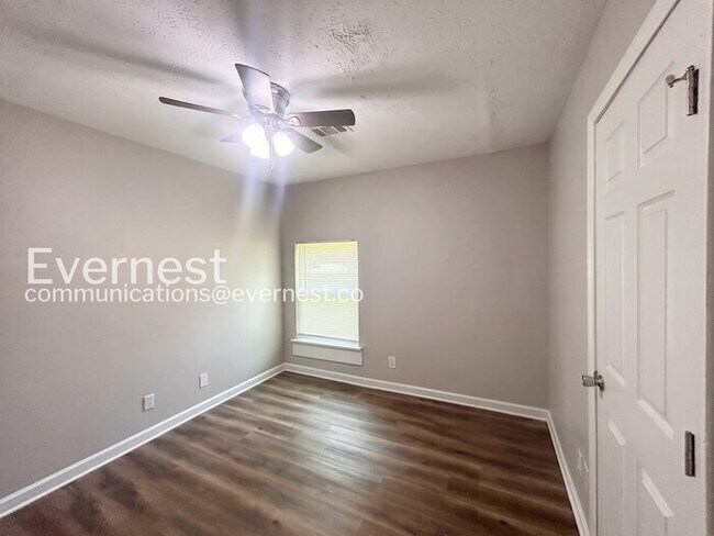 Building Photo - 3 Bed, 2 Bath Home with Garage / Pet-Friendly /  Available Now!