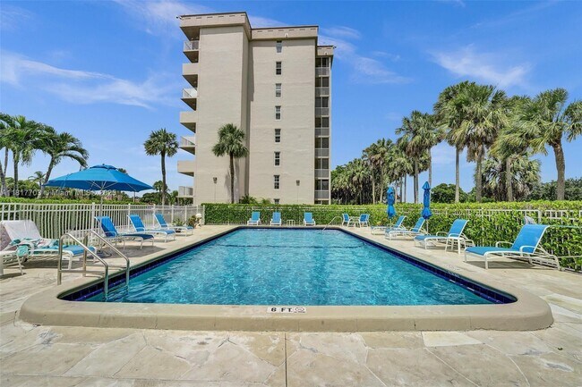 Building Photo - 200 Jacaranda Country Club Dr