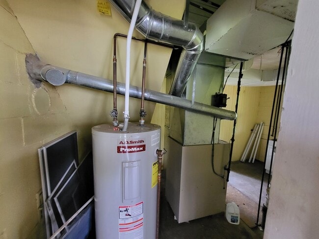 Building Photo - Secluded 4-Bedroom Carriage House with Workshop on Private Road