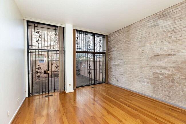 Building Photo - Large SW DC Townhome with Parking