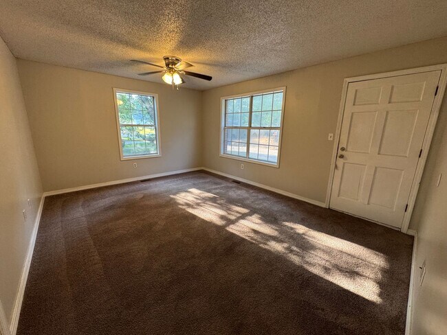 Building Photo - Charming Brick Home with Back Deck!