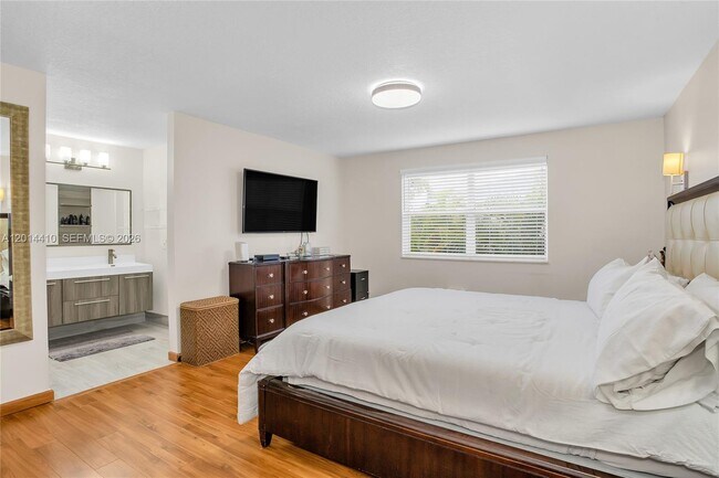 Building Photo - 9904 SW 117th Pl