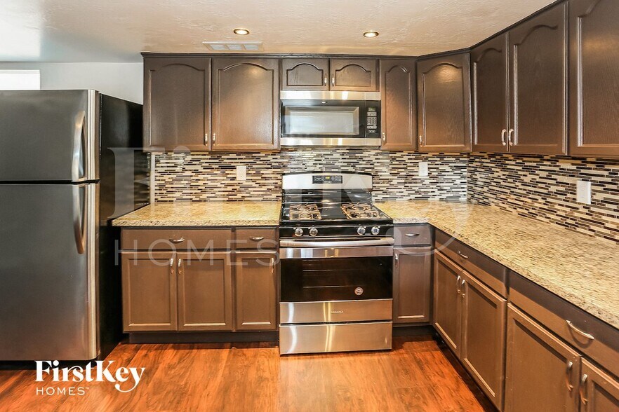 Building Photo - 8427 N 47th Dr