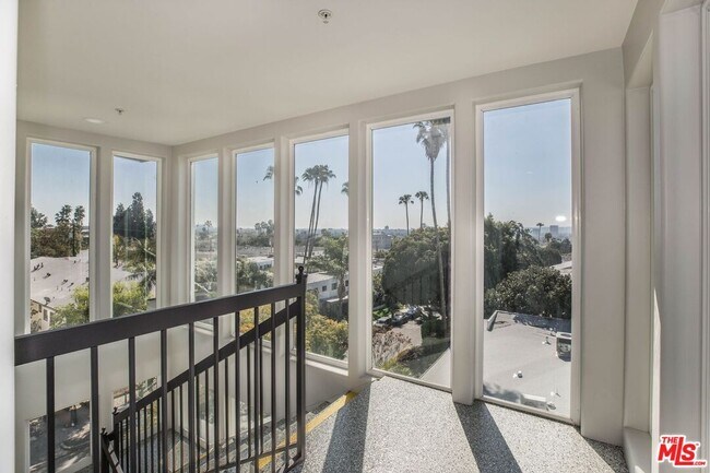 Building Photo - 1283 Havenhurst Dr