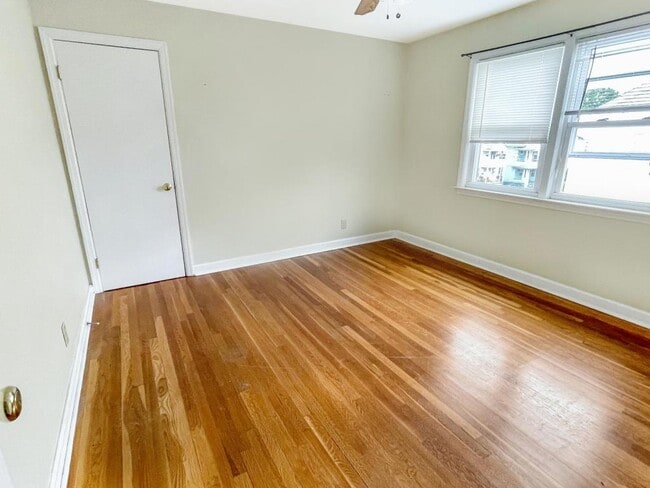 Building Photo - 155 King St