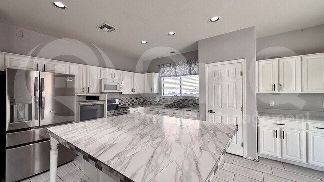 Building Photo - 45513 W Starlight Dr