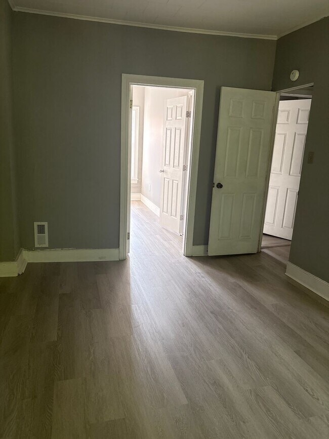 Building Photo - 2-3 Bedroom 1 Bath House-York City SD