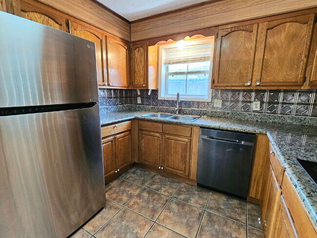 Building Photo - 4BR/2BA Single Family Home in Quiet Neighborhood