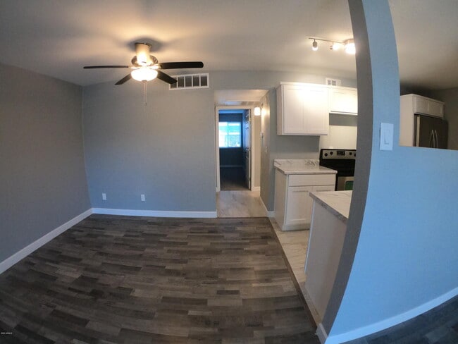 Building Photo - 2121 W Royal Palm Rd