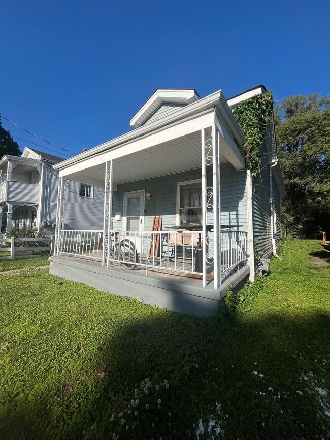 Building Photo - One Bedroom Loft Style House in Cincinnati!