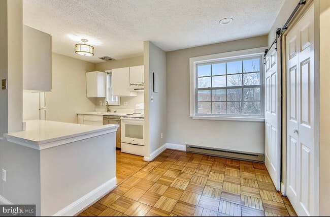 Building Photo - 1624 W Abingdon Dr