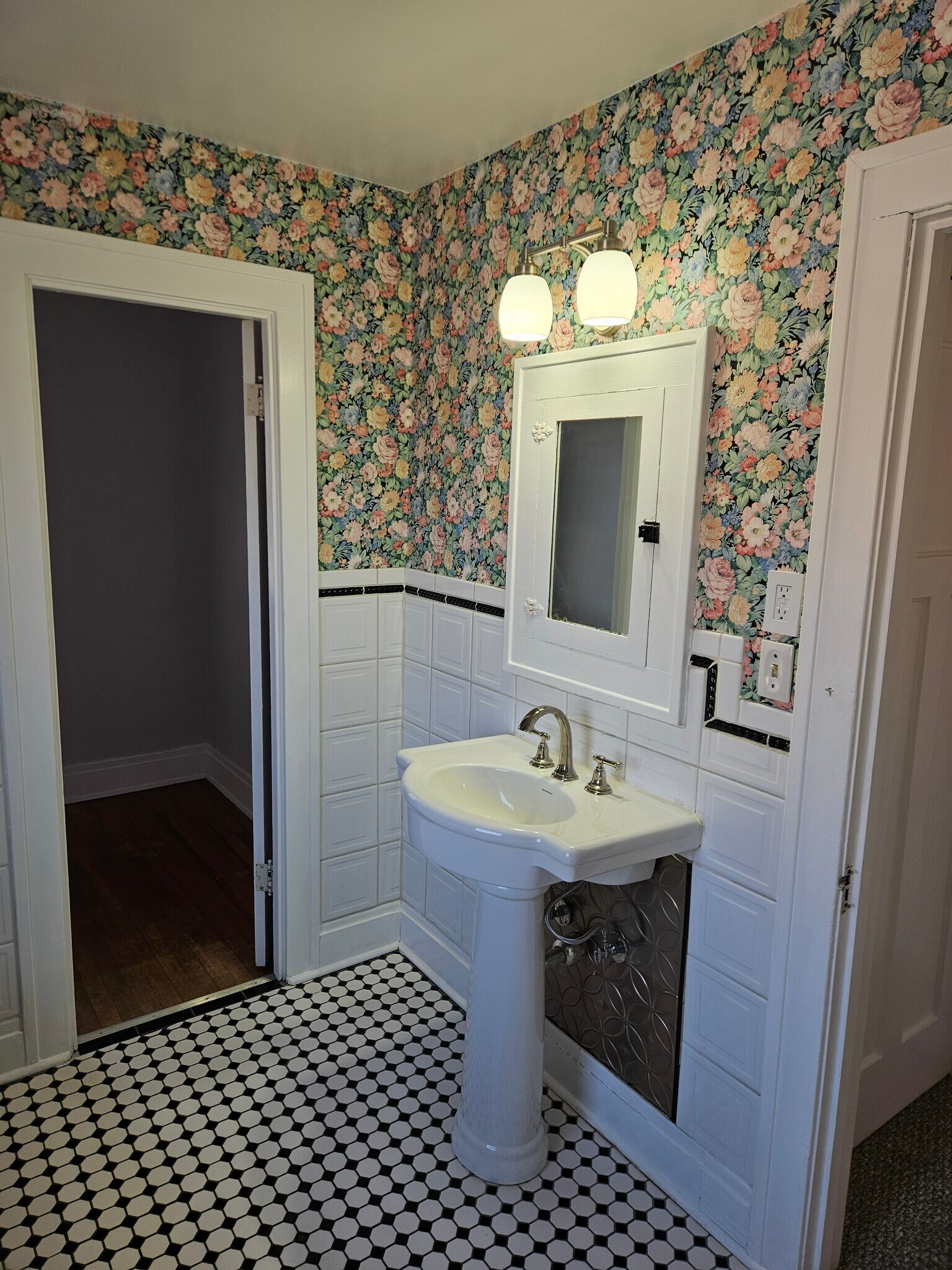 Building Photo - 2234 S Main St