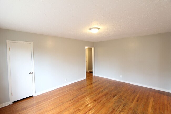 Building Photo - New On the Market - South Eastlake - Newly...