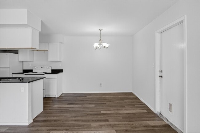 Building Photo - 534 Canary Ln