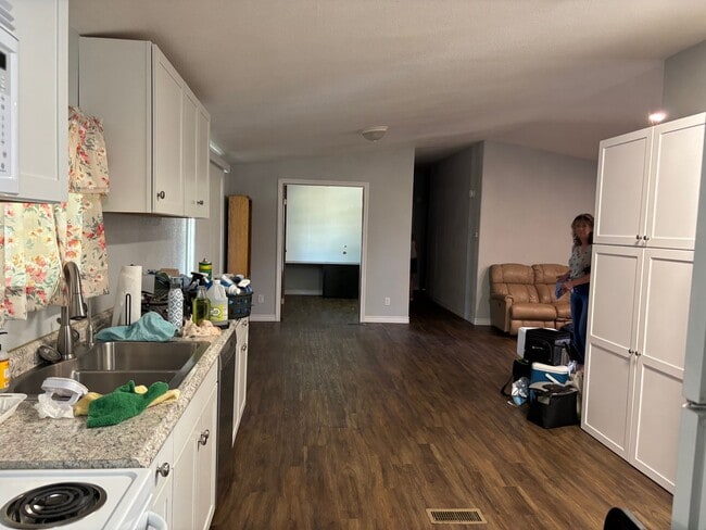 Building Photo - 4+ bdrm Country Home