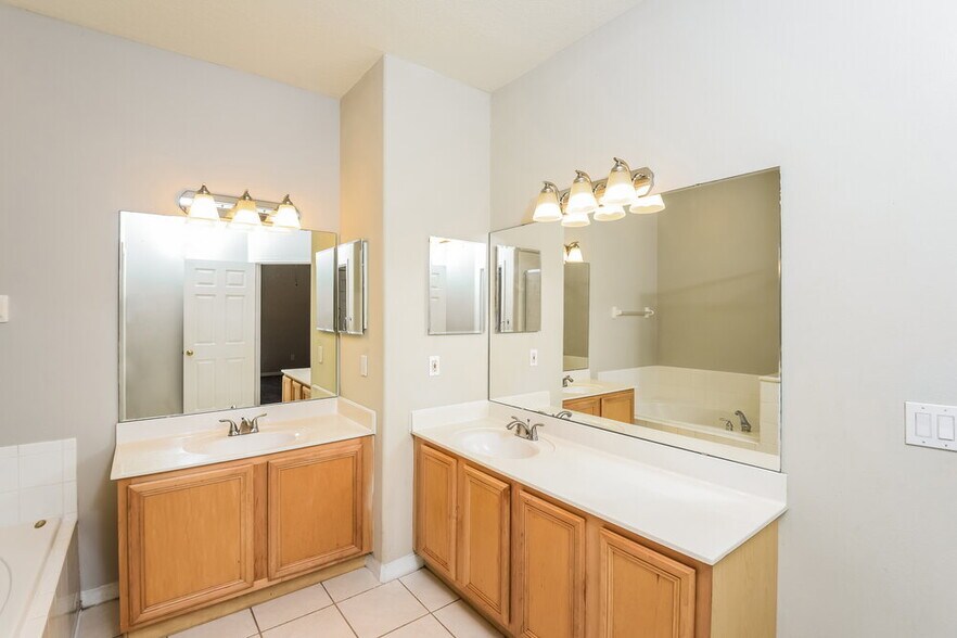 Building Photo - 14693 Kristenright Ln