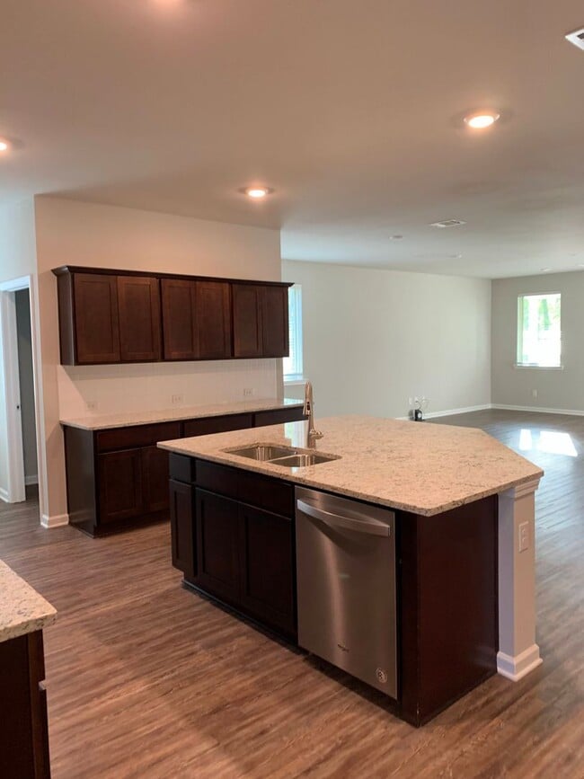 Building Photo - 7601 Trailview Dr