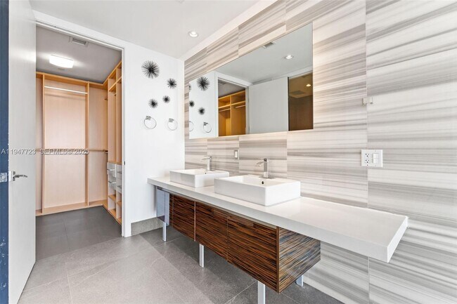 Building Photo - 1100 Biscayne Blvd