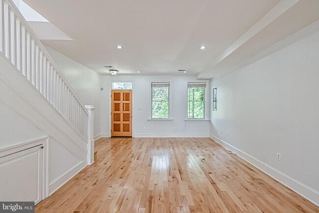 Building Photo - 512 Varnum St NW