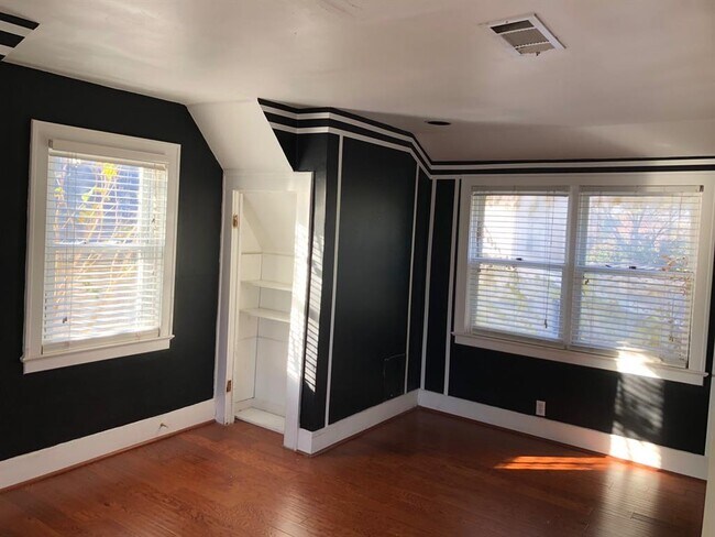 Building Photo - 3217 Mockingbird Ln