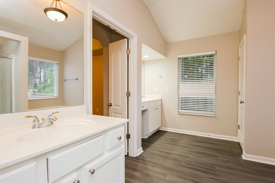 Building Photo - 600 Simonton Crest Dr SE