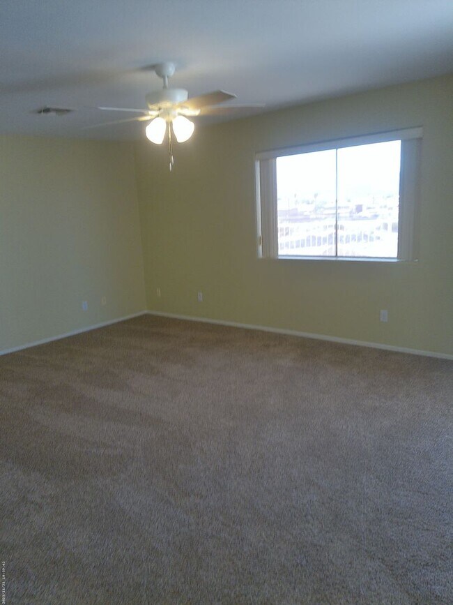 Building Photo - Long Term 3 bedroom 2 bath 3 car