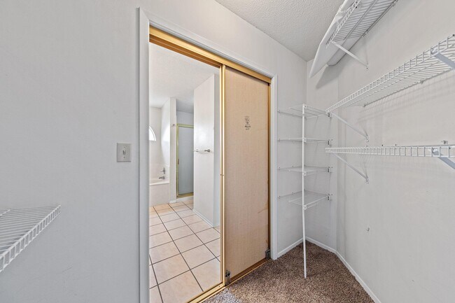 Building Photo - 1569 Meadowbrook Ct