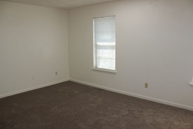 Building Photo - Rutherford Townhomes 4 Bedroom 3 Bathroom