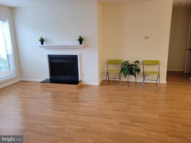 Building Photo - 3178 Summit Square Dr