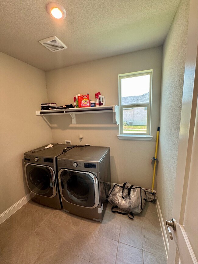 Building Photo - 1731 Tombstone Dr