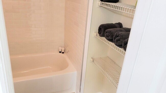 Building Photo - Beautiful  Furnished 1/1 condo x Rent  in Winter Park Next to Full Sail University !