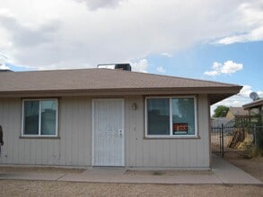 Building Photo - ADORABLE APACHE JUNCTION TWO-BEDROOM!