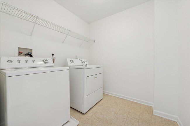 Building Photo - Beautiful 2BR/2.5BA Townhome in Byers Stat...