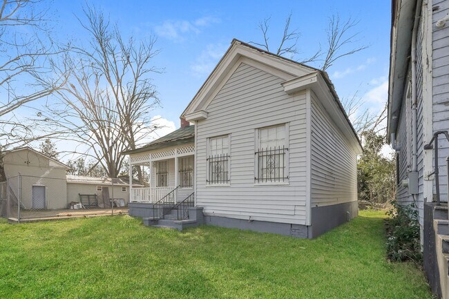 Building Photo - Quaint 2 bedroom located in historic Augusta!