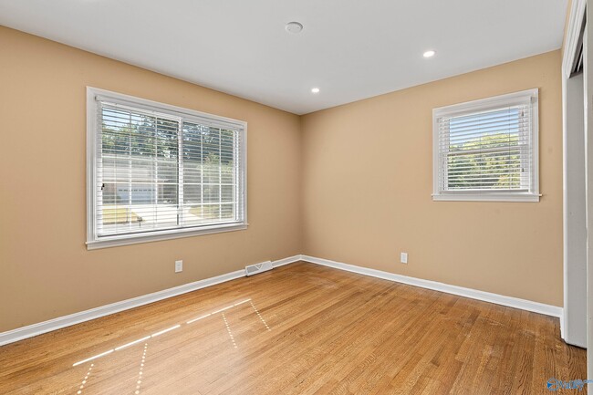 Building Photo - 407 Hillmont Dr NW