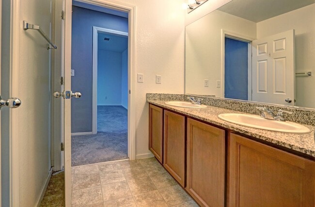 Building Photo - Immaculate 4 Bedroom Home