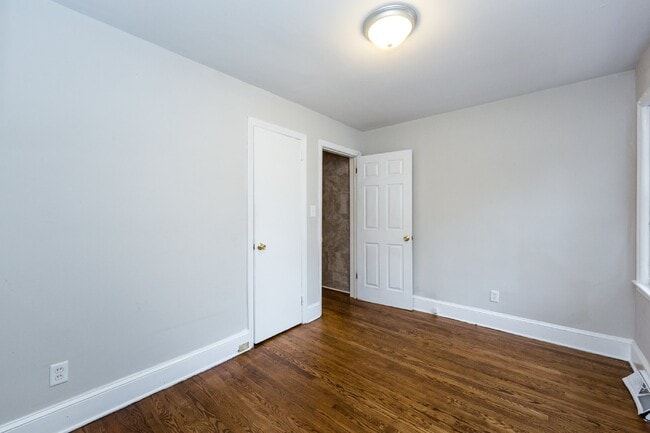 Building Photo - "Charming 3-Bedroom Retreat with Gleaming Hardwood Floors in Westerly Hills!"