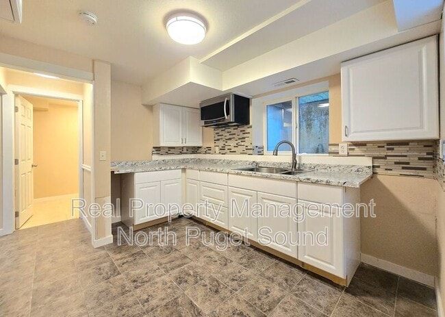 Building Photo - 10914 Willow Rd