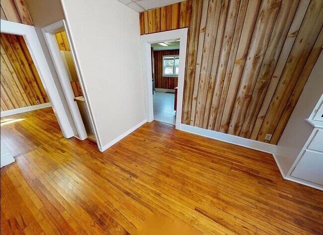 Building Photo - 3 bedroom 1.5 bath house - Now available for the 2026/2027 lease term!