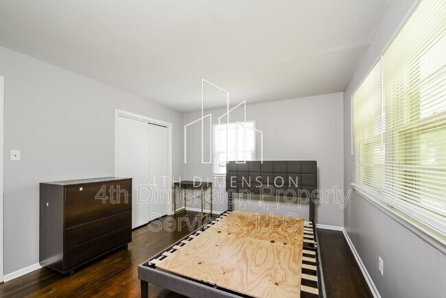 Building Photo - 1321 W Sedgefield Dr