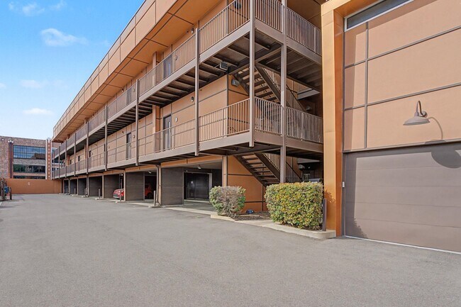 Building Photo - 437 Monroe Ave