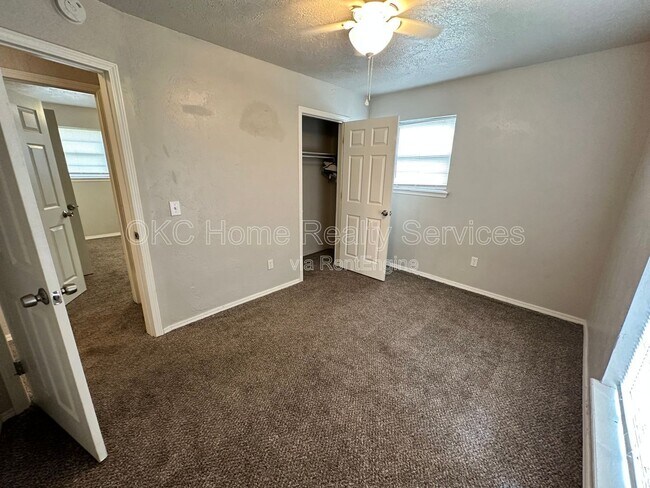 Building Photo - 8417 S Villa Ave